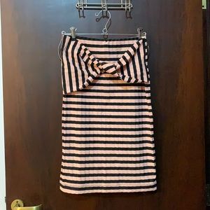 Tight fit, super cute skirt.